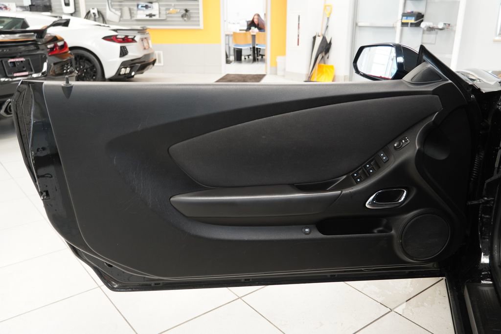 Used 2015 Chevrolet Camaro LT RWD image 5