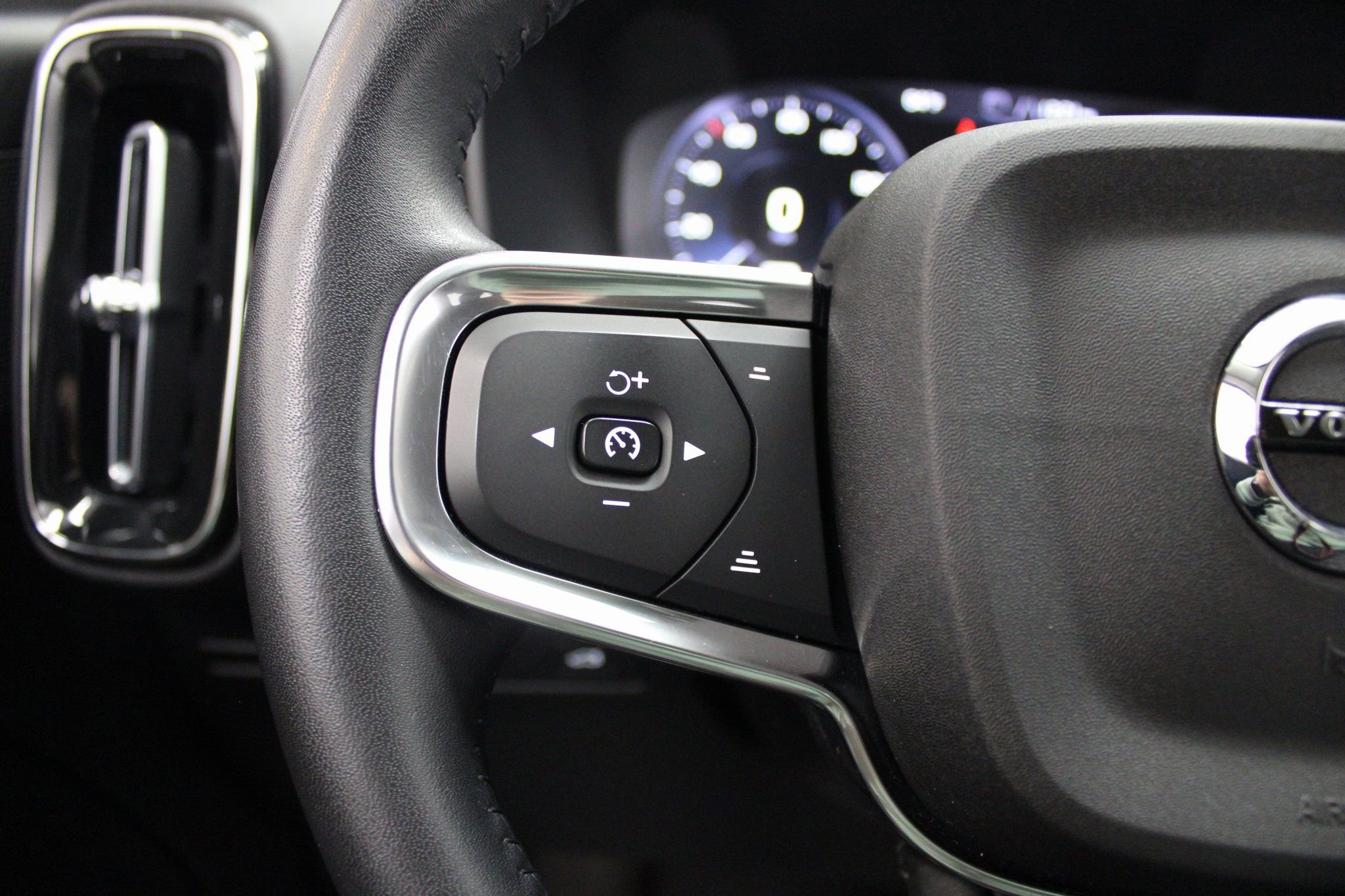 Used 2021 Volvo XC40 T5 Momentum image 37