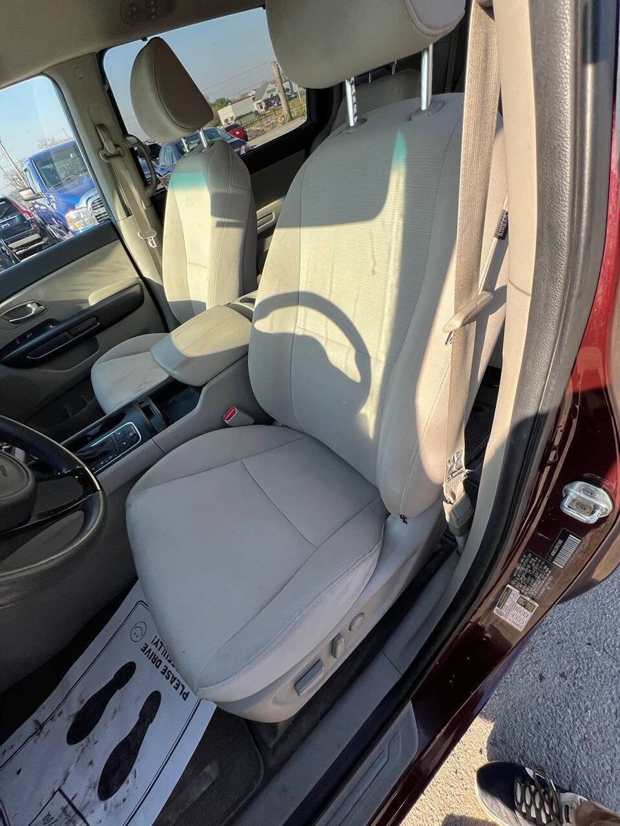 Used 2015 Kia Sedona LX w/ LX Convenience Package FWD image 3