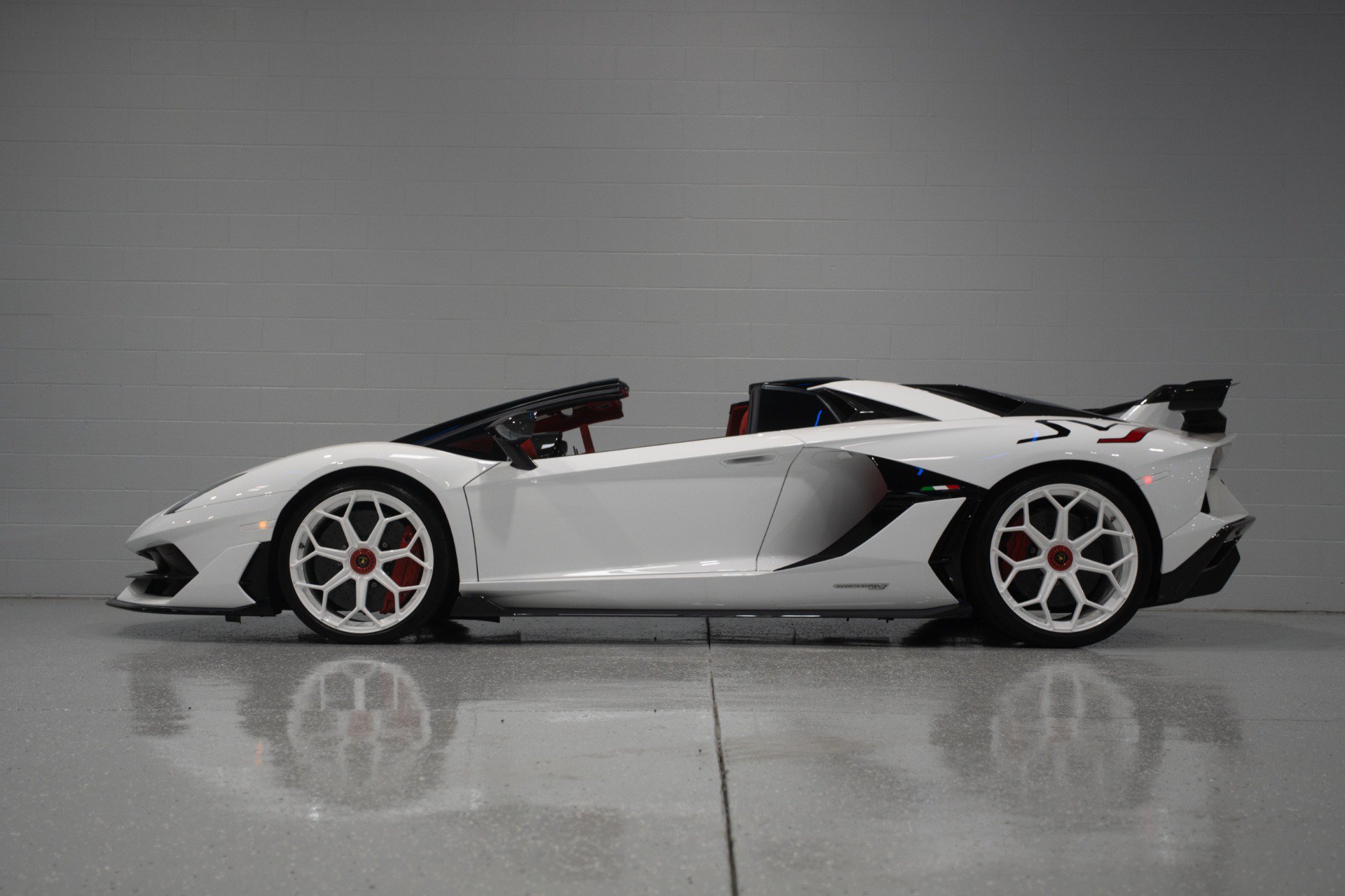 Used 2020 Lamborghini Aventador SVJ AWD/4WD image 5