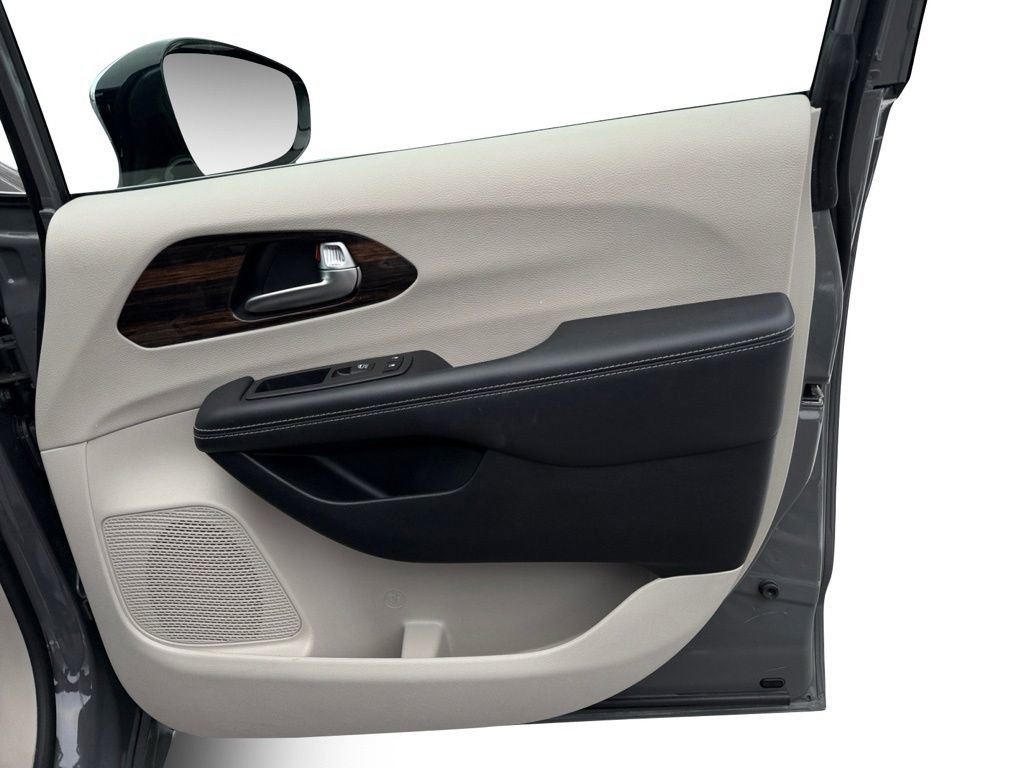 Used 2023 Chrysler Pacifica Limited image 34