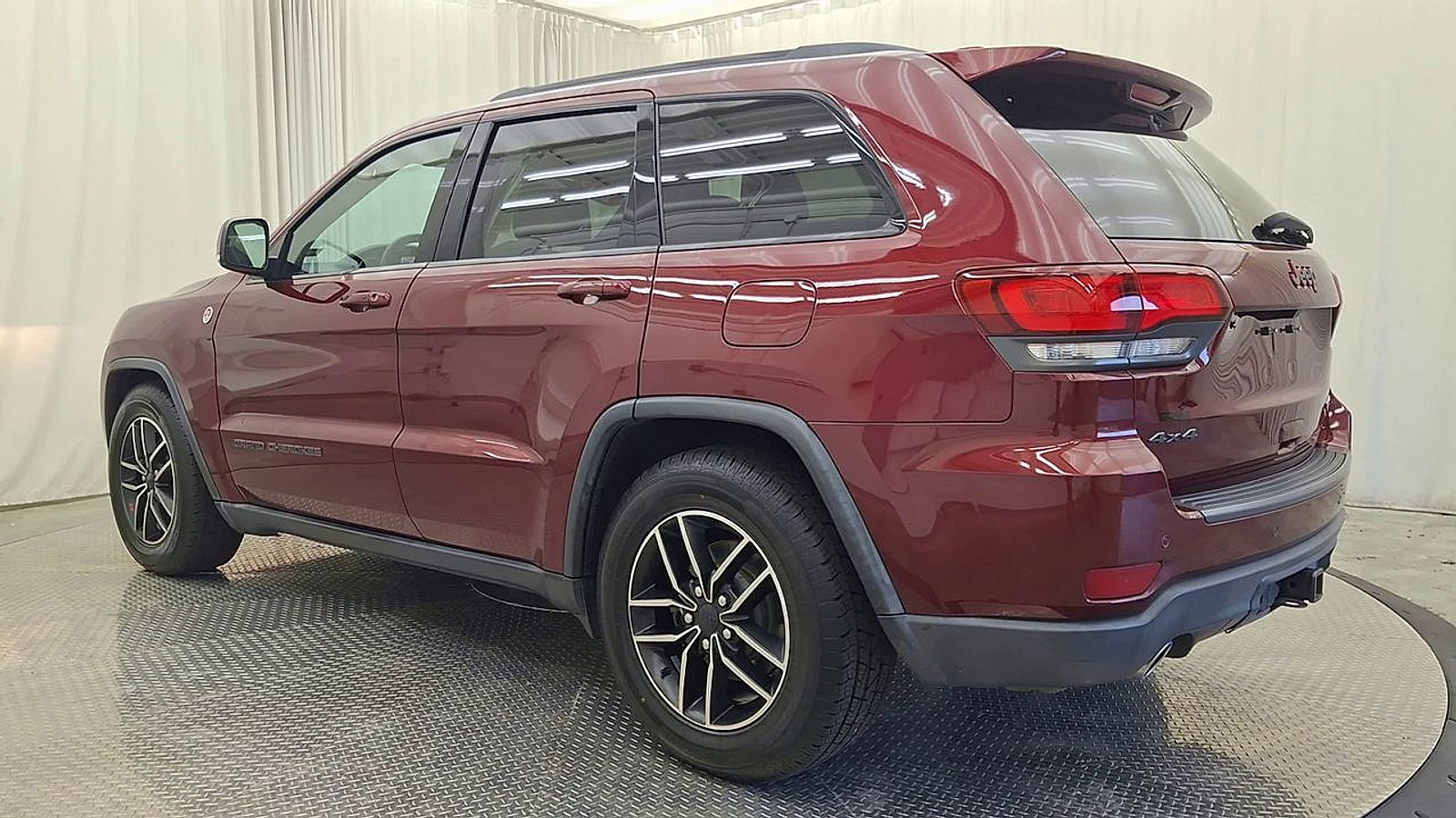 Used 2019 Jeep Grand Cherokee Trailhawk AWD/4WD image 9