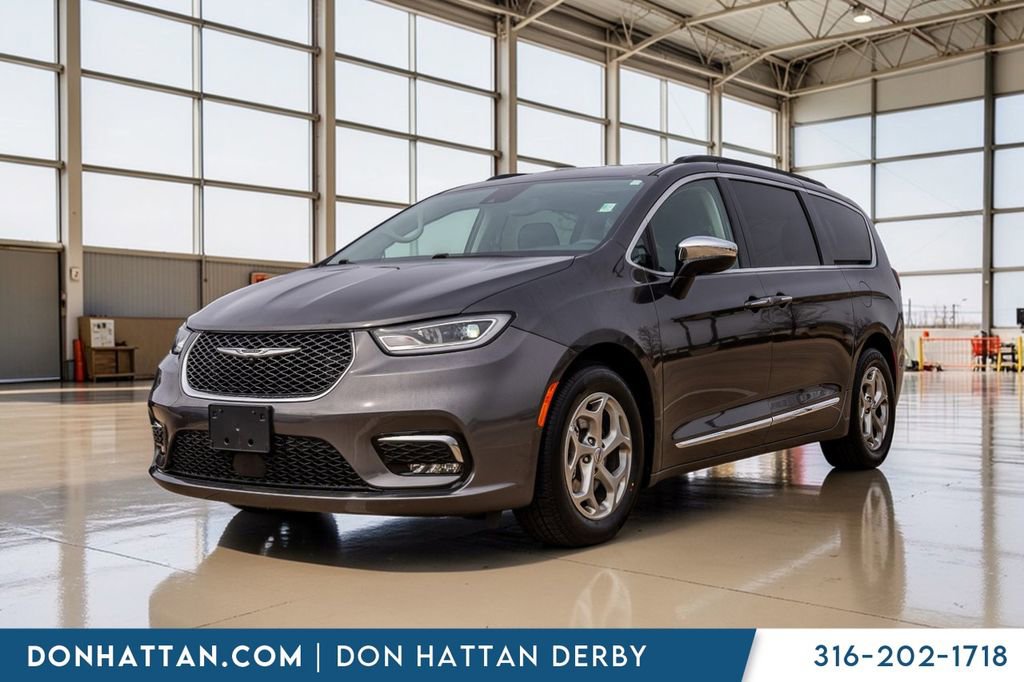 Used 2023 Chrysler Pacifica Limited image 1