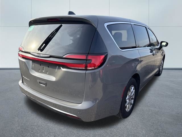 Used 2025 Chrysler Pacifica Select image 14