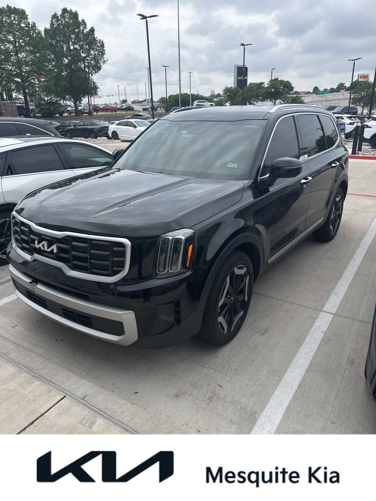 Used 2023 Kia Telluride S FWD image 1