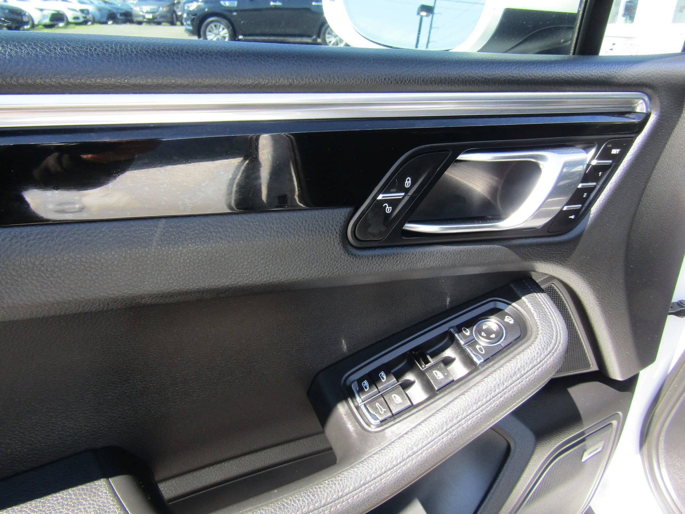 Used 2015 Porsche Macan S w/ Premium Package Plus image 24