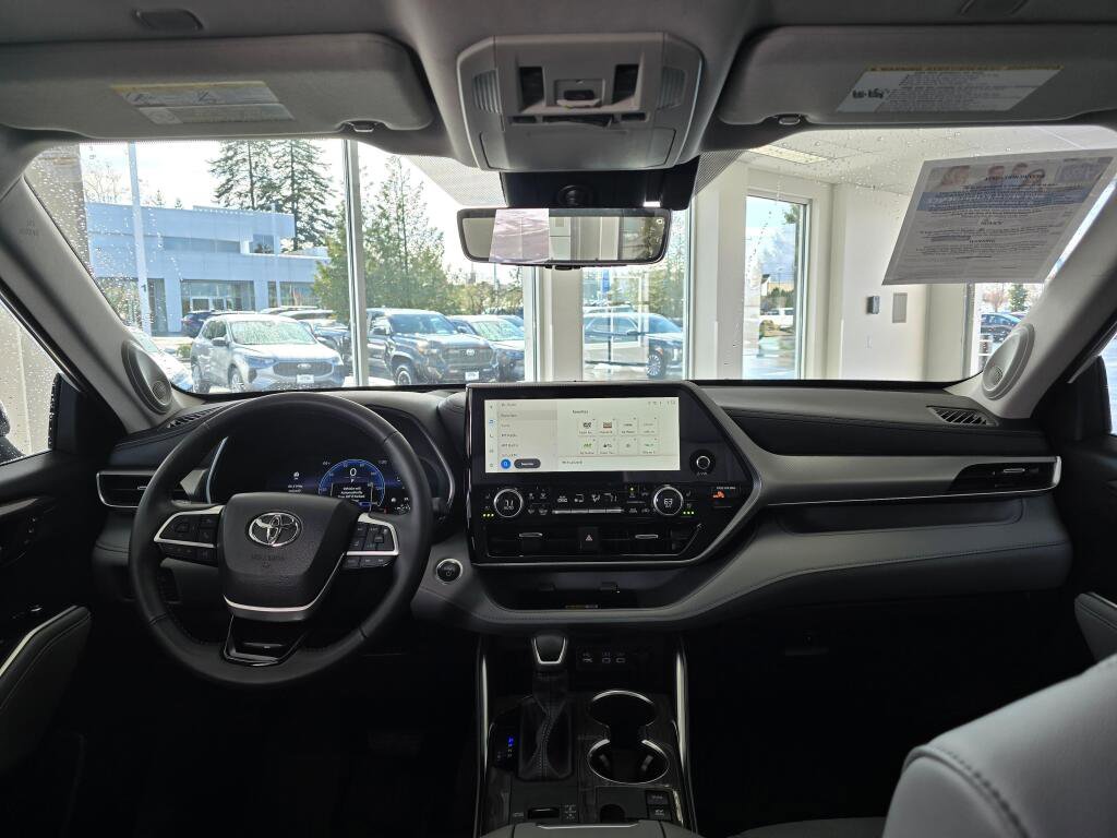 Used 2024 Toyota Highlander Platinum image 25