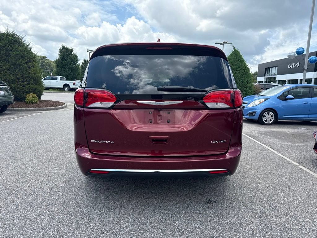 Used 2017 Chrysler Pacifica Limited w/ Tire & Wheel Group FWD image 4