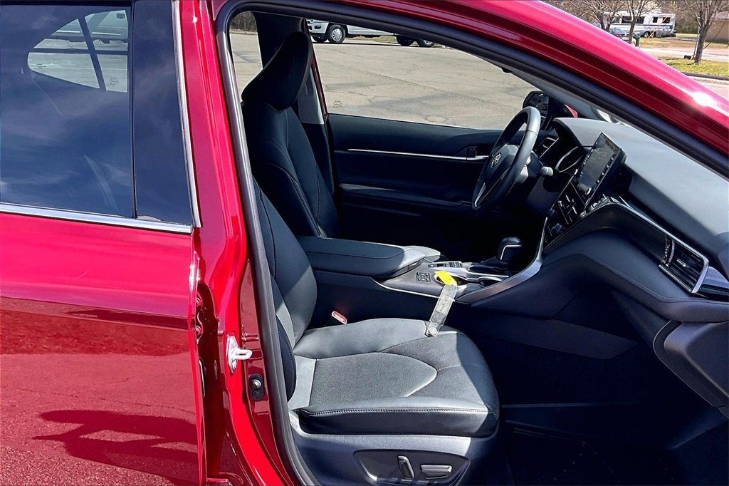 Used 2022 Toyota Camry XLE w/ Navigation Upgrade Package image 7