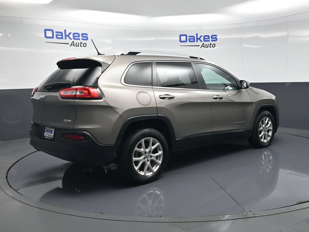 Used 2017 Jeep Cherokee Latitude w/ Cold Weather Group FWD image 7