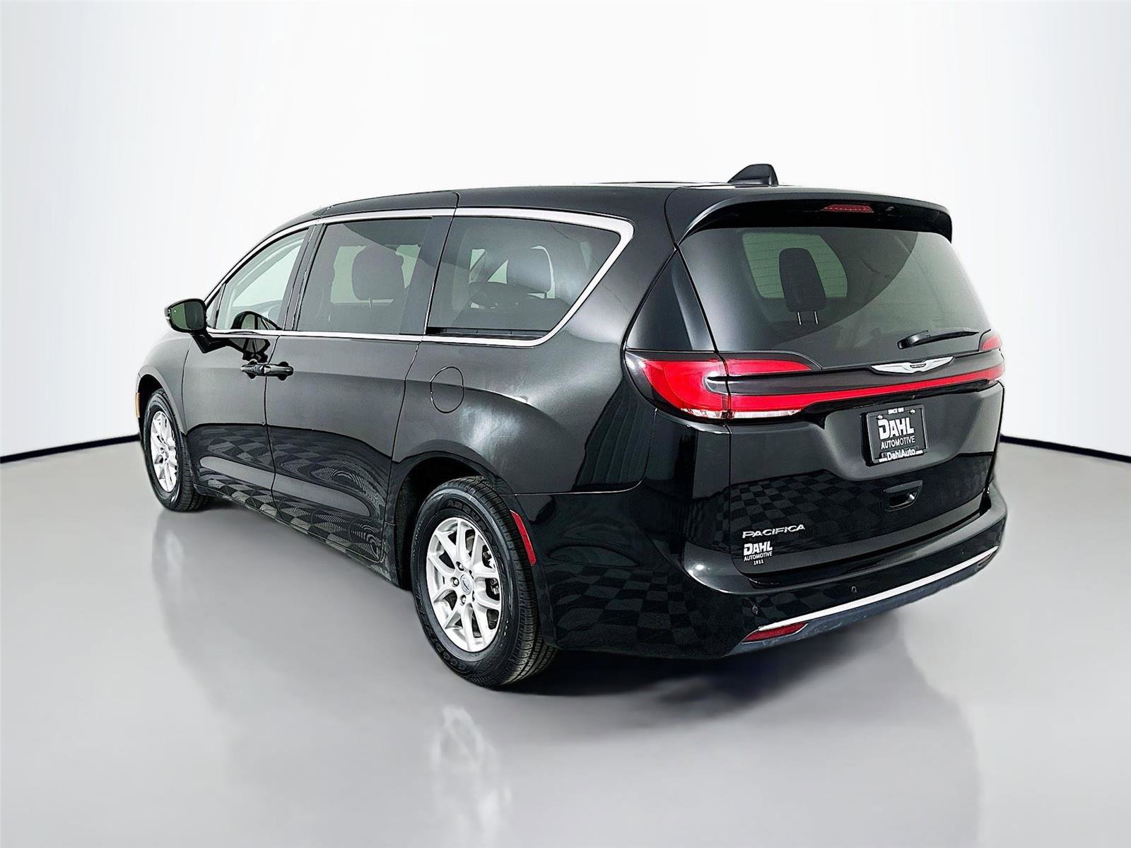 Used 2024 Chrysler Pacifica Touring-L image 10