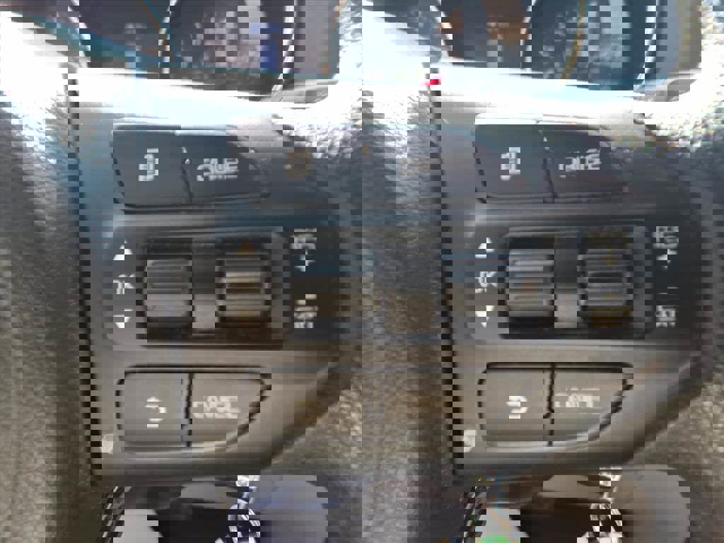 Used 2019 Kia Sedona L image 18