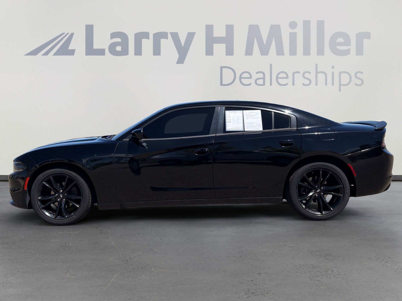 Used 2018 Dodge Charger SXT w/ Blacktop Package RWD image 3