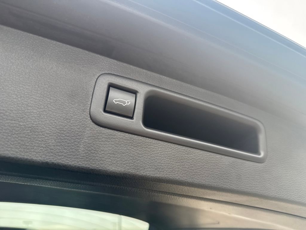 Used 2024 Toyota Highlander LE image 9