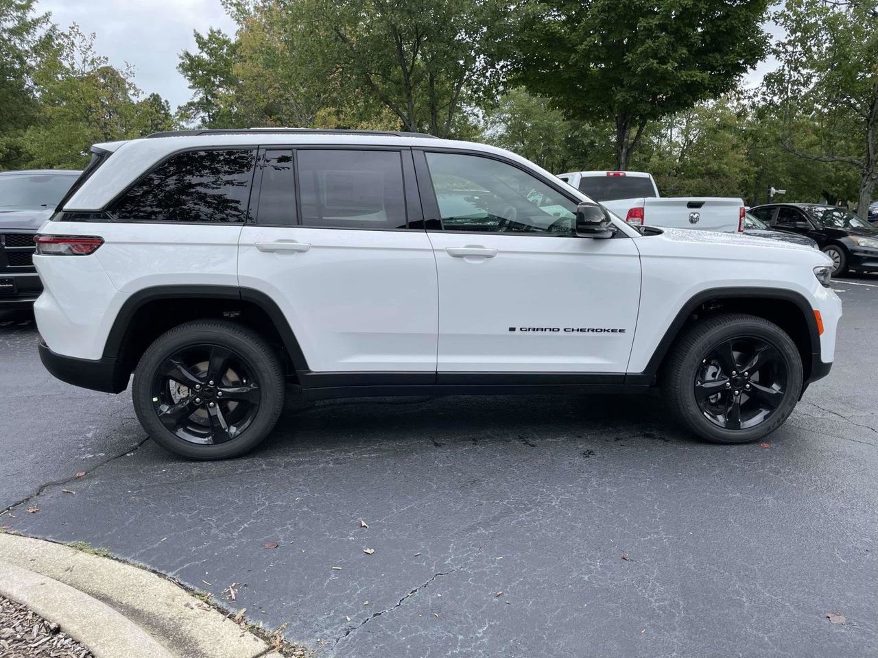 New 2025 Jeep Grand Cherokee Altitude image 10
