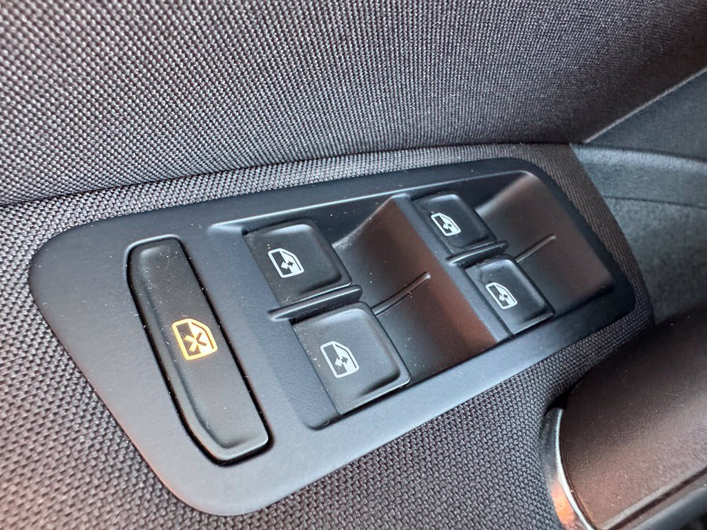 Used 2016 Volkswagen e-Golf SE w/ DC Fast Charging Package FWD image 27