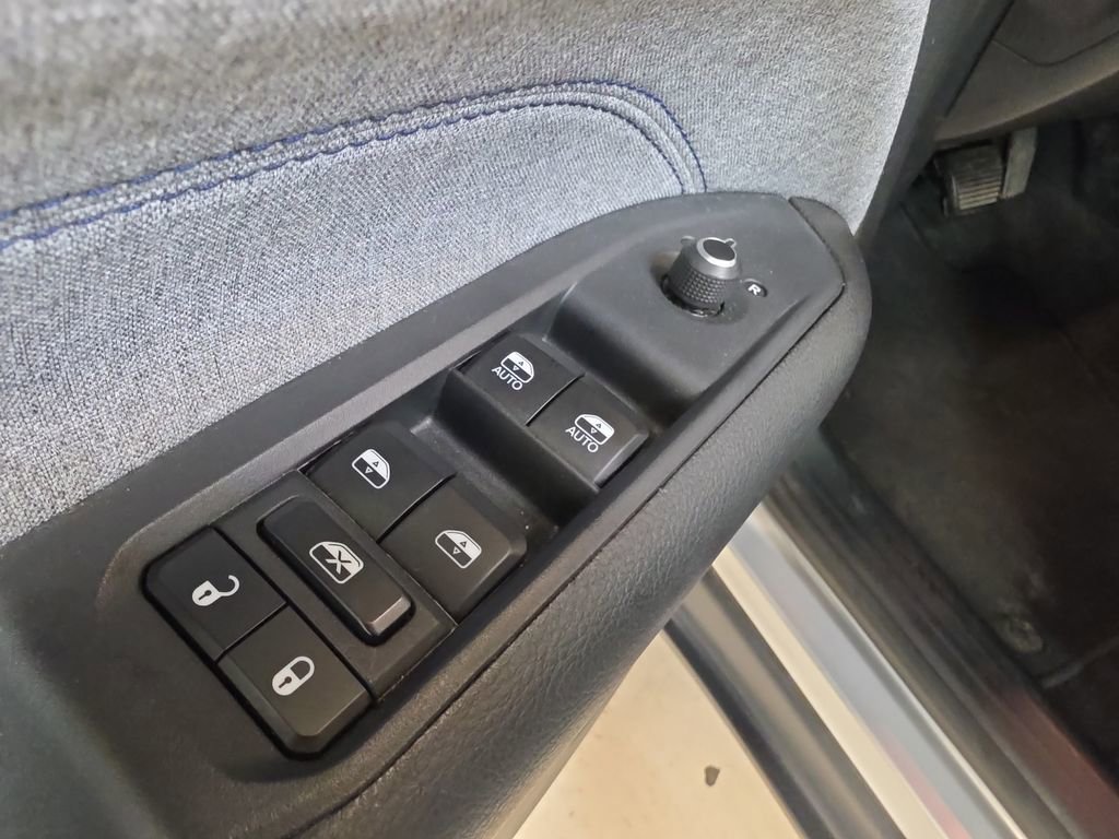 Used 2025 Jeep Compass Latitude AWD/4WD image 15