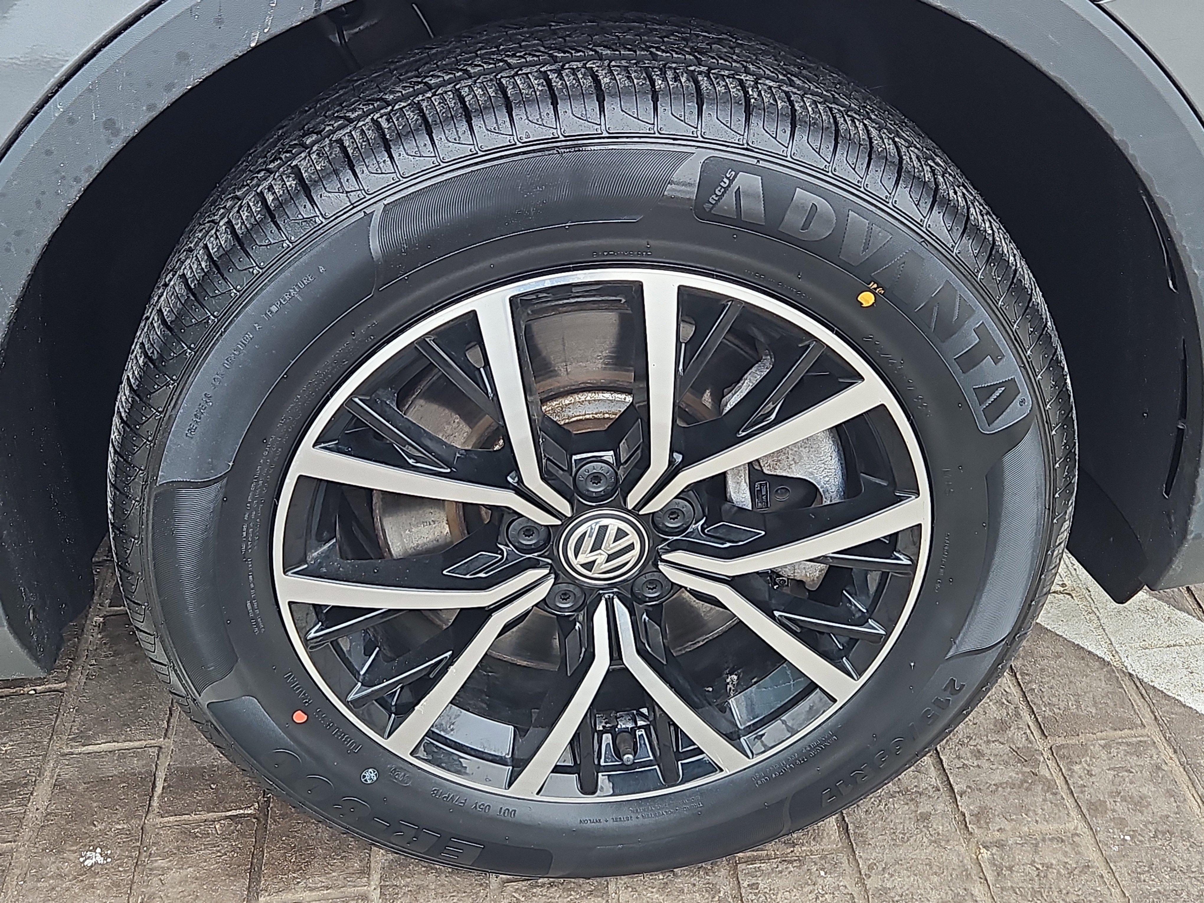 Used 2021 Volkswagen Tiguan SE w/ Panoramic Sunroof Package image 28