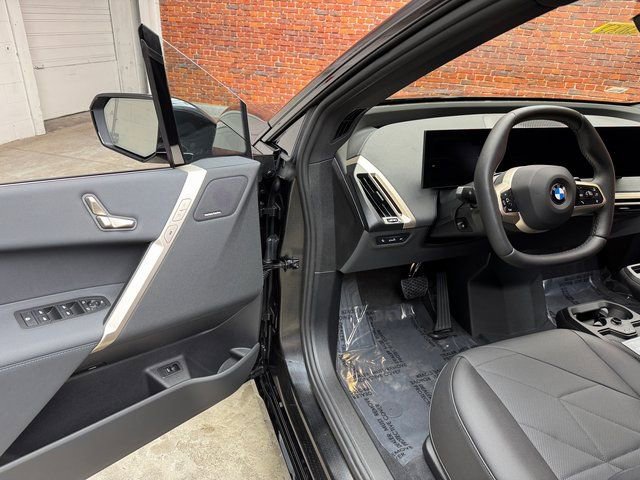 Used 2026 BMW iX xDrive60 w/ Premium Package AWD/4WD image 9