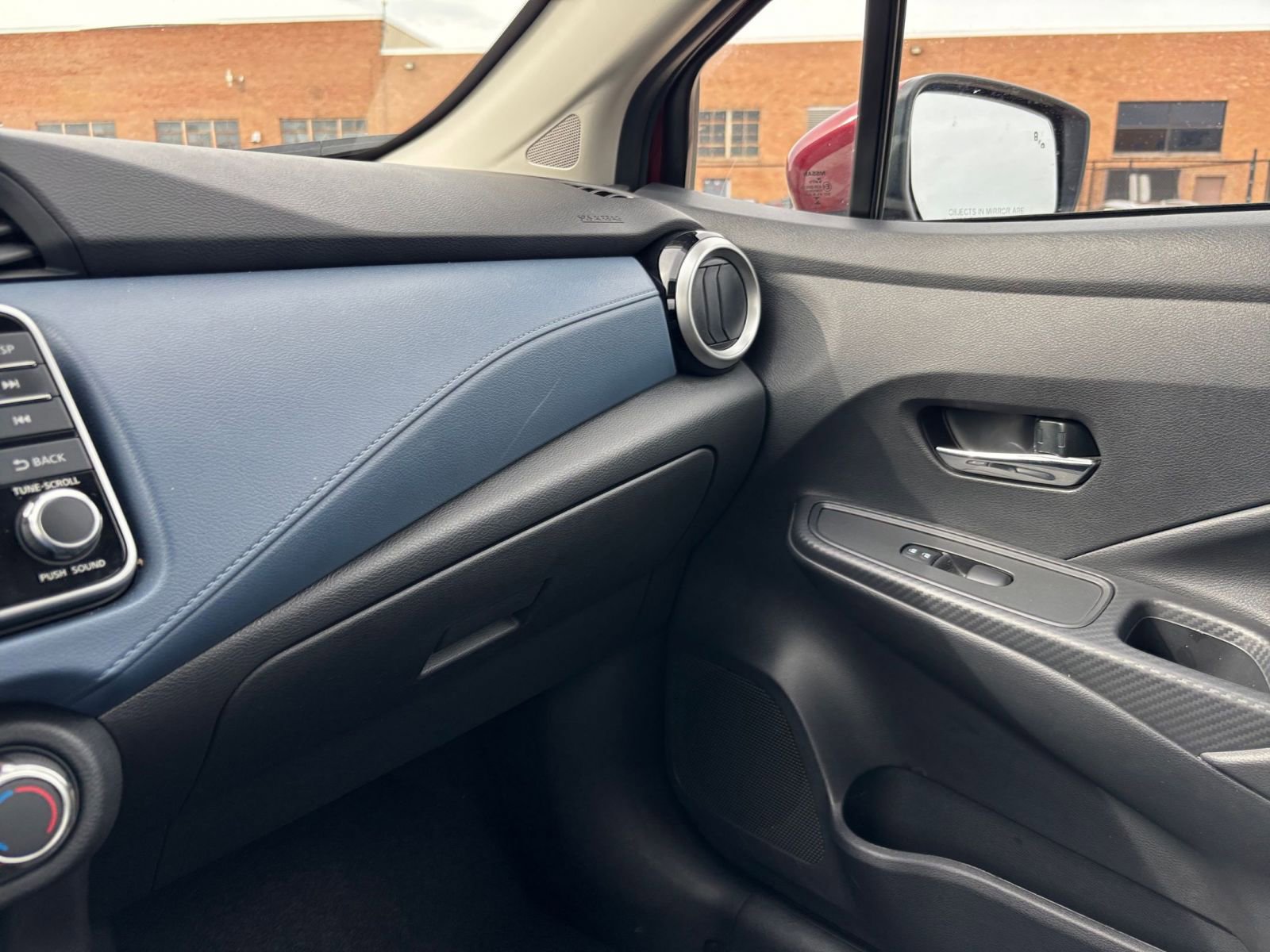 Used 2025 Nissan Versa SV FWD image 33