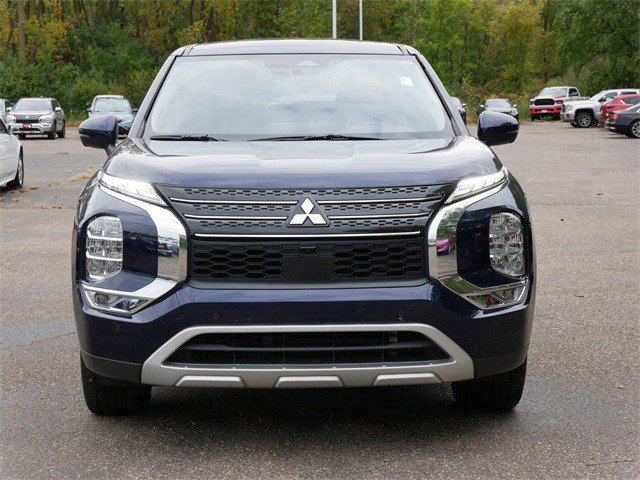Used 2024 Mitsubishi Outlander SE image 2