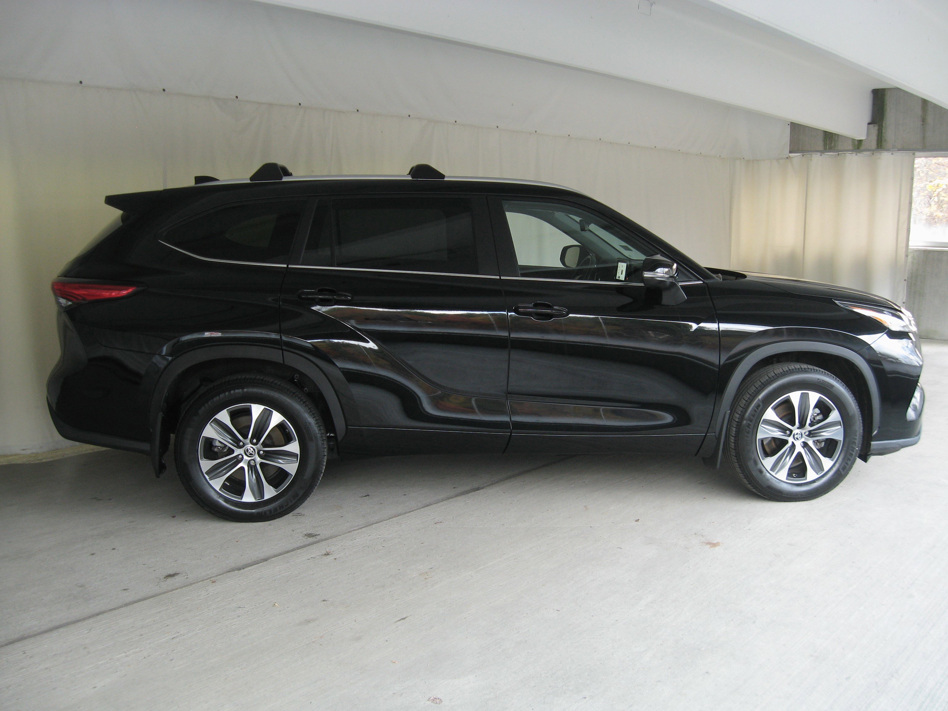 Used 2023 Toyota Highlander XLE image 6