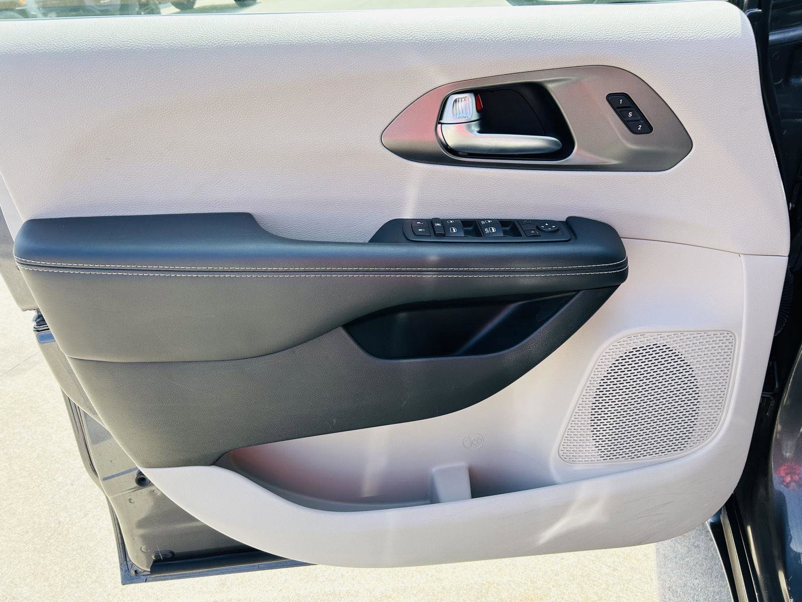 Used 2023 Chrysler Pacifica Touring-L image 12