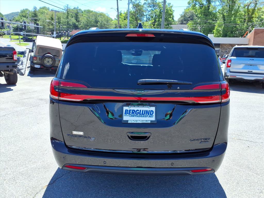 Used 2024 Chrysler Pacifica Limited w/ Uconnect Theater Family Group AWD/4WD image 5
