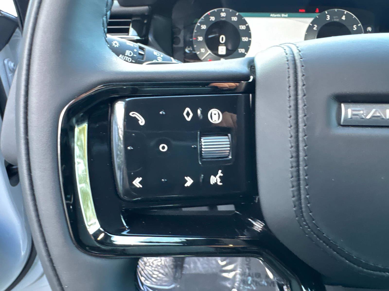 New 2026 Land Rover Range Rover Velar Dynamic SE image 32