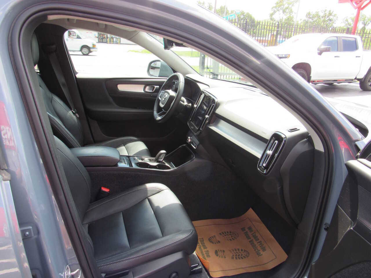 Used 2021 Volvo XC40 T5 Momentum image 9