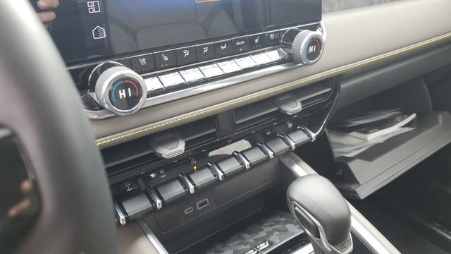 Used 2024 Chevrolet Colorado ZR2 w/ ZR2 Convenience Package III AWD/4WD image 18