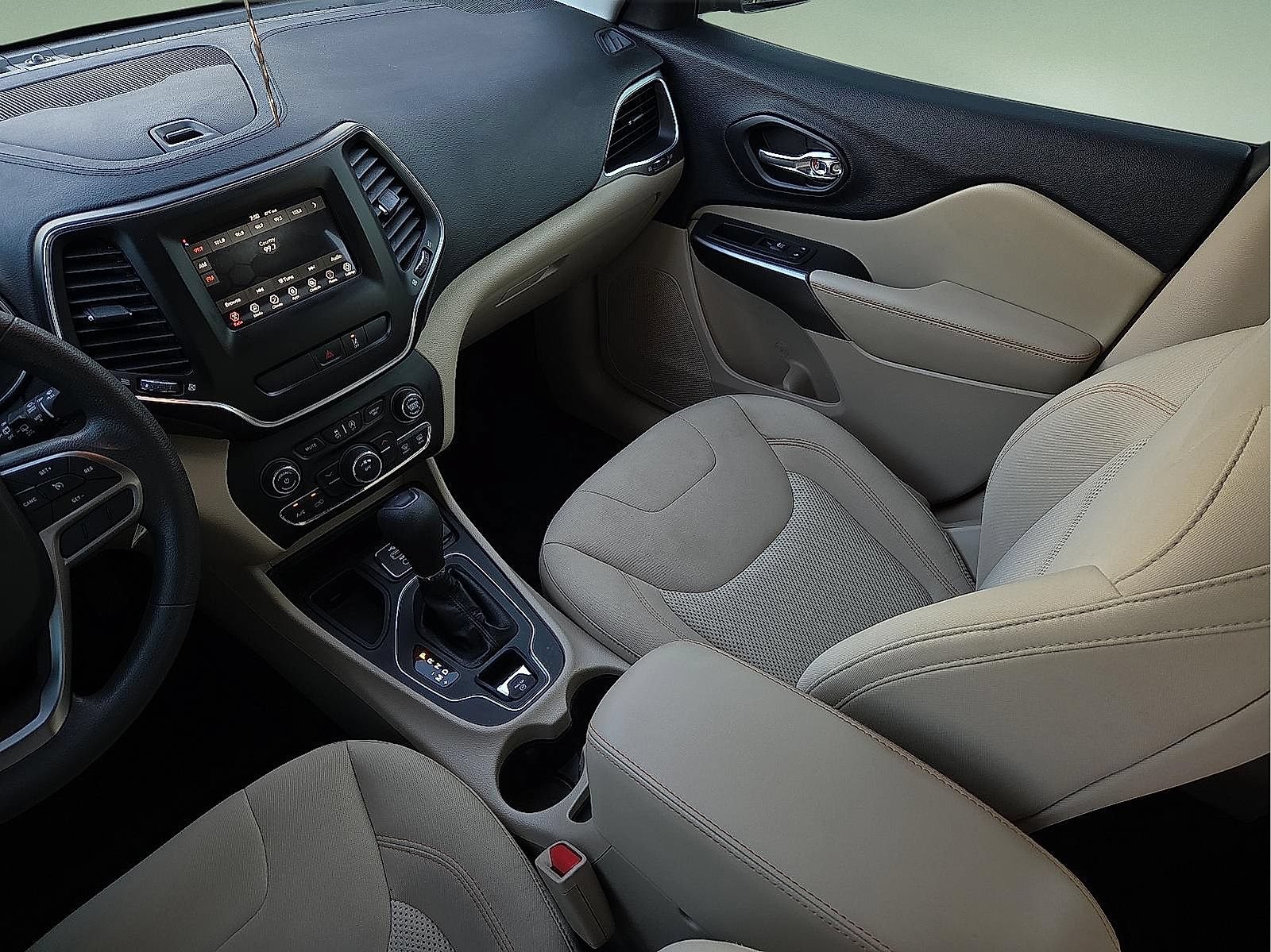 Used 2021 Jeep Cherokee Latitude w/ Mopar Interior Package FWD image 12