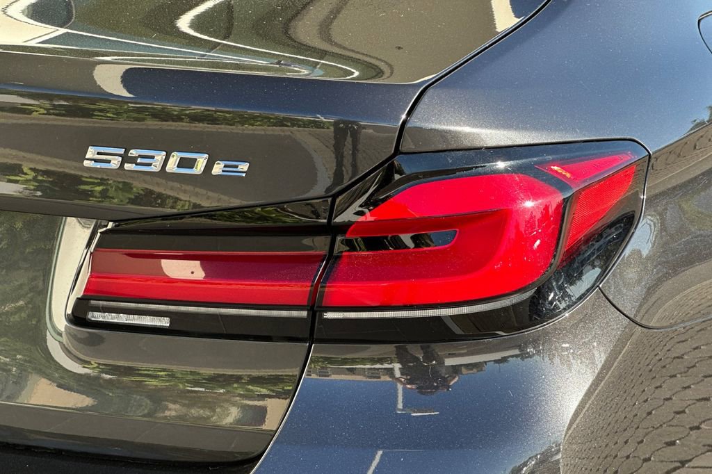 Used 2023 BMW 530e w/ Convenience Package image 32