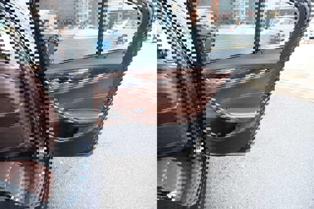 Used 2019 BMW 540i xDrive w/ M Sport Package image 29