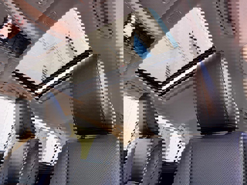 Certified 2025 Lexus ES 300h w/ Premium Package image 17