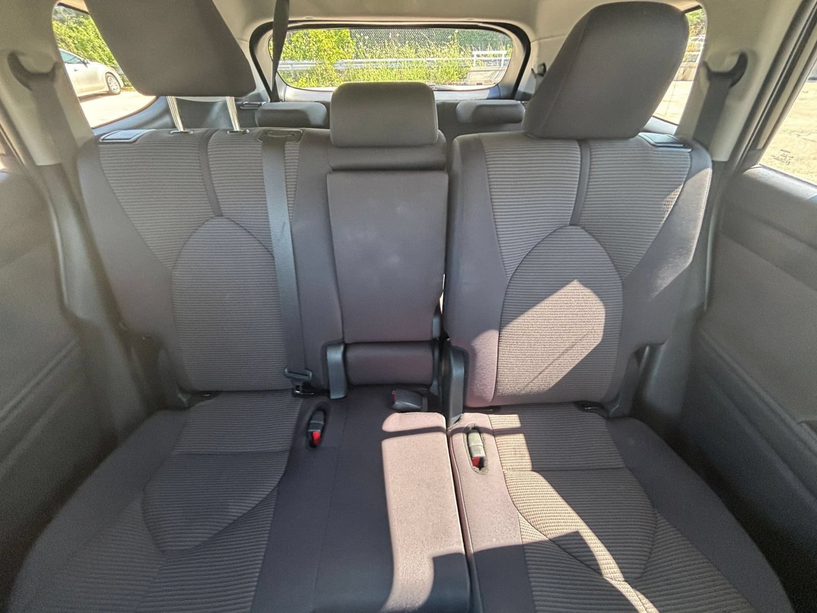 Used 2025 Toyota Highlander LE FWD image 40