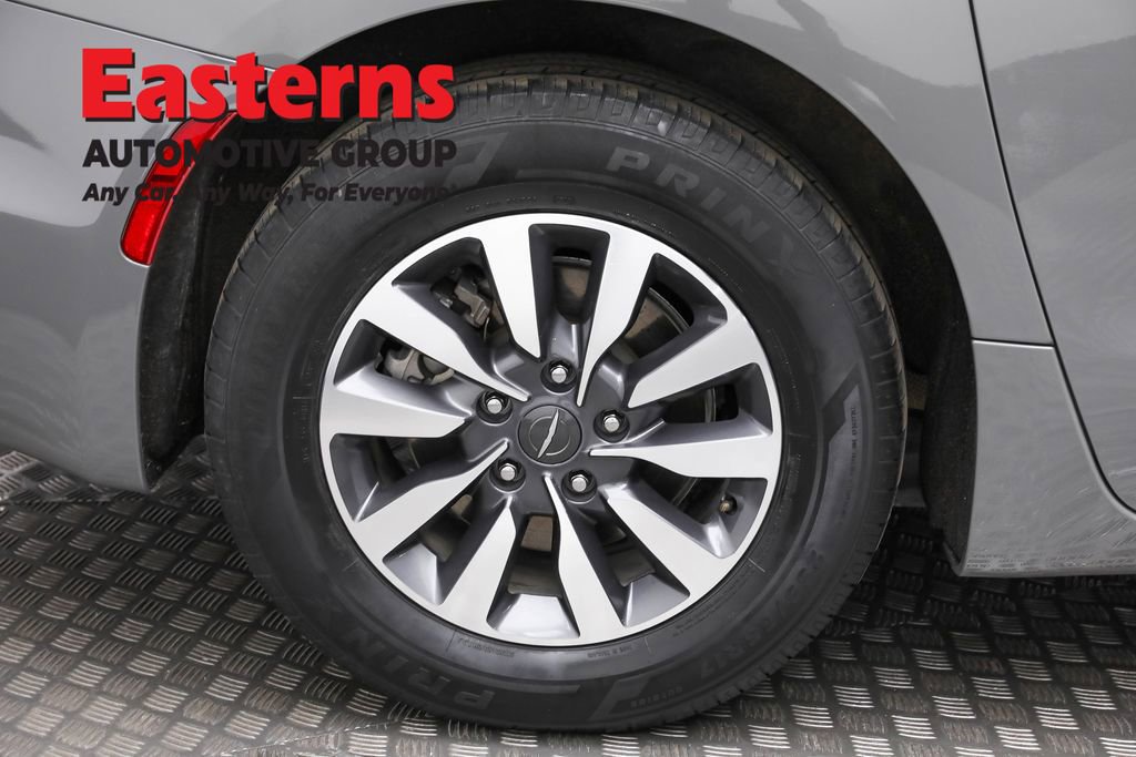 Used 2022 Chrysler Pacifica Touring-L image 31