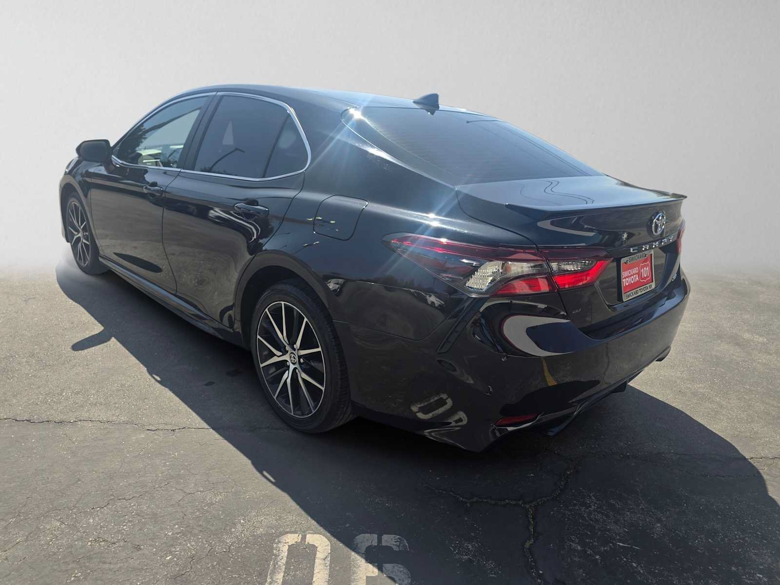 Used 2023 Toyota Camry SE FWD image 5
