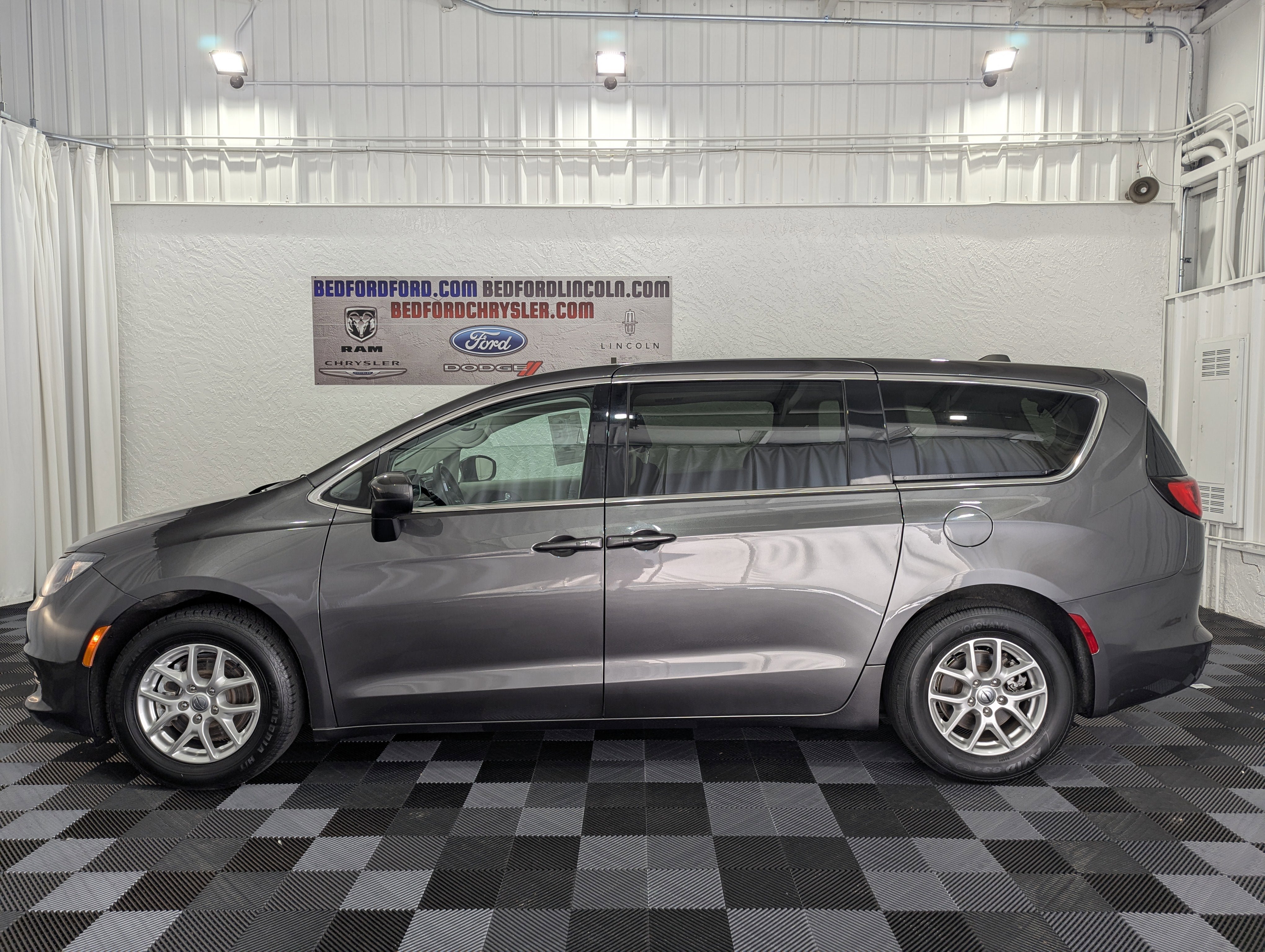 Used 2023 Chrysler Voyager LX FWD image 2