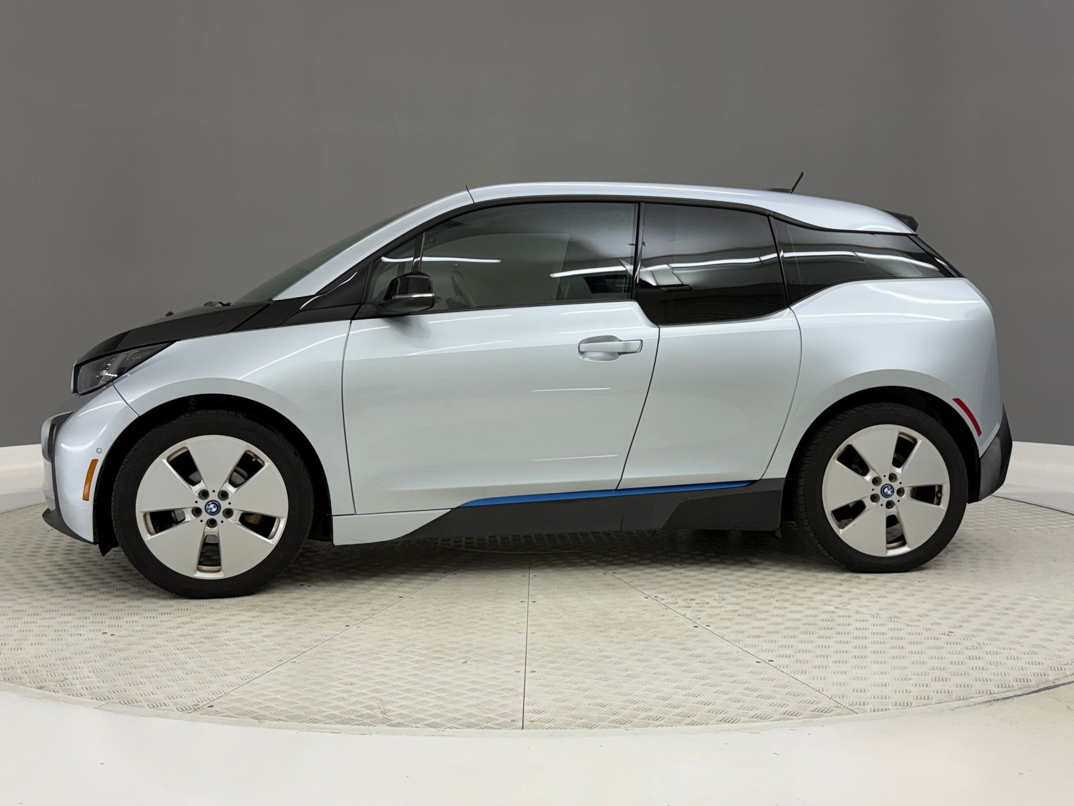 Used 2015 BMW i3 w/ Range Extender RWD image 2
