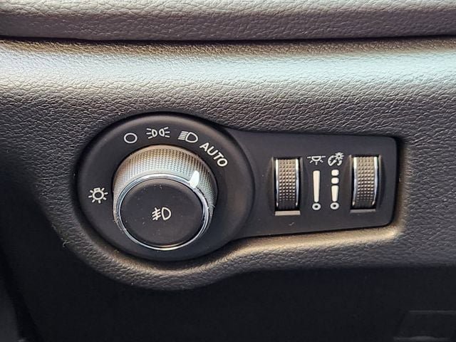 New 2026 Chrysler Pacifica Select FWD image 17