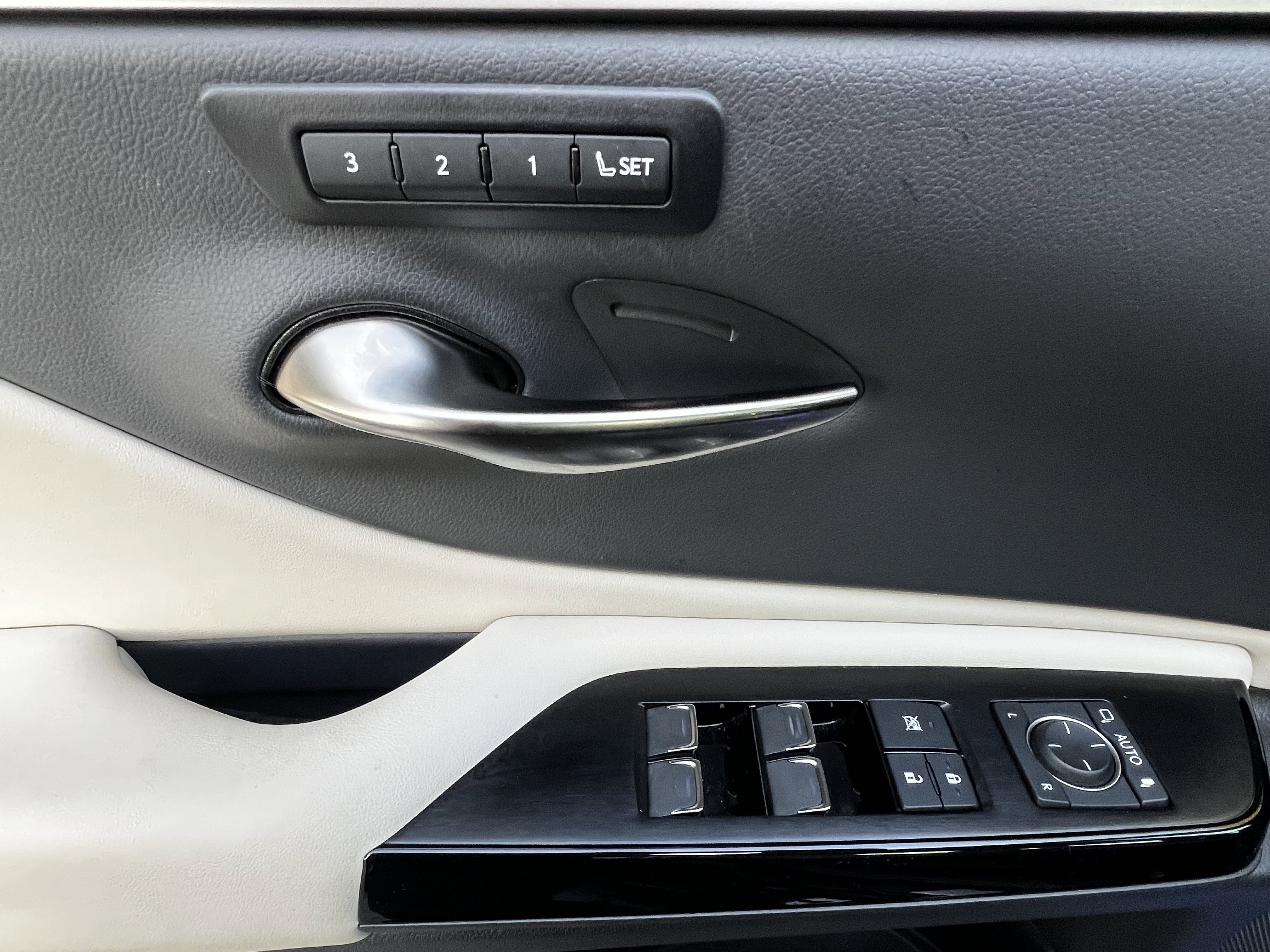 Certified 2025 Lexus ES 300h w/ Premium Package image 14