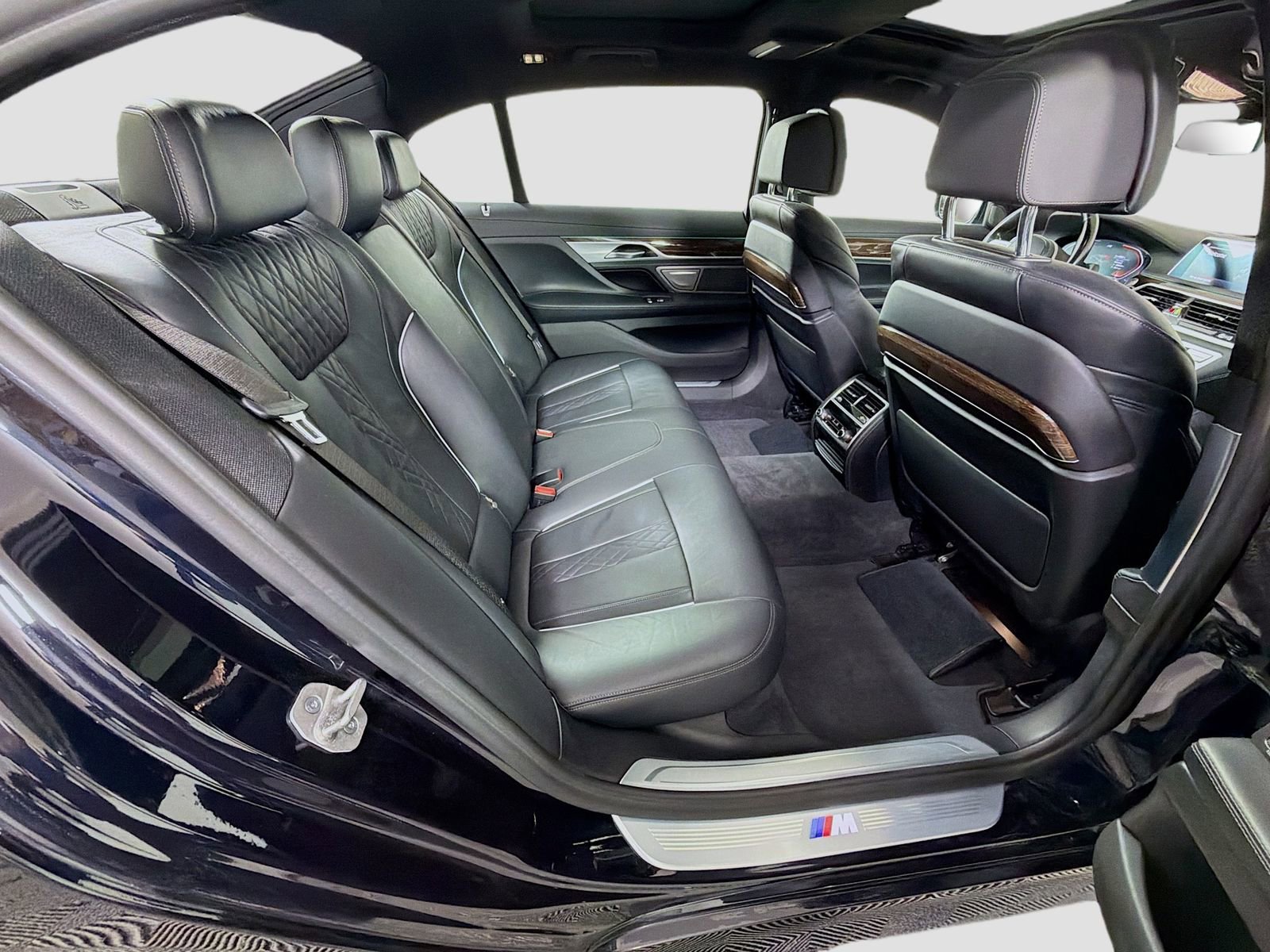 Used 2022 BMW 750i xDrive w/ M Sport Package AWD/4WD image 30