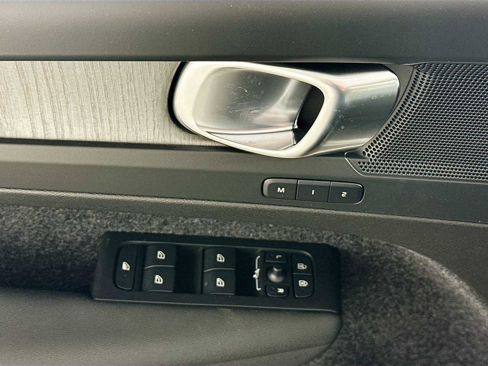 Used 2025 Volvo XC40 B5 Core w/ Climate Package image 16