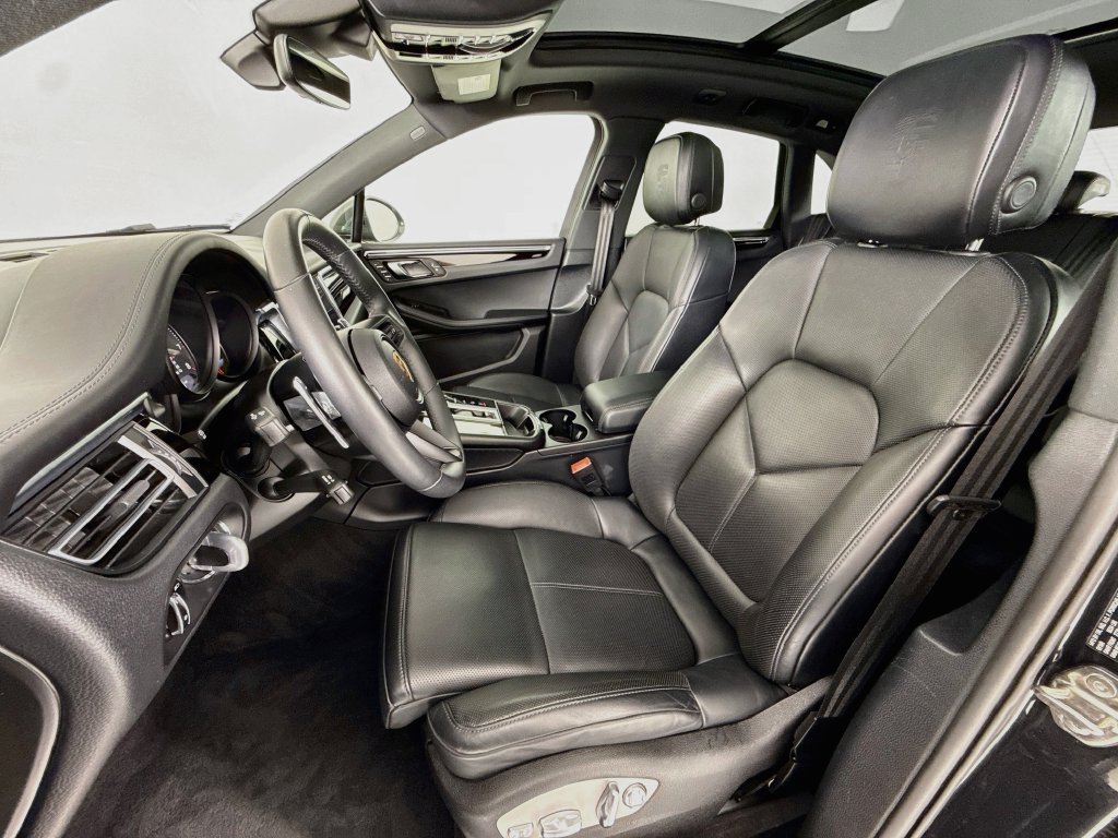 Certified 2025 Porsche Macan Turbo w/ Premium Package Plus AWD/4WD image 5