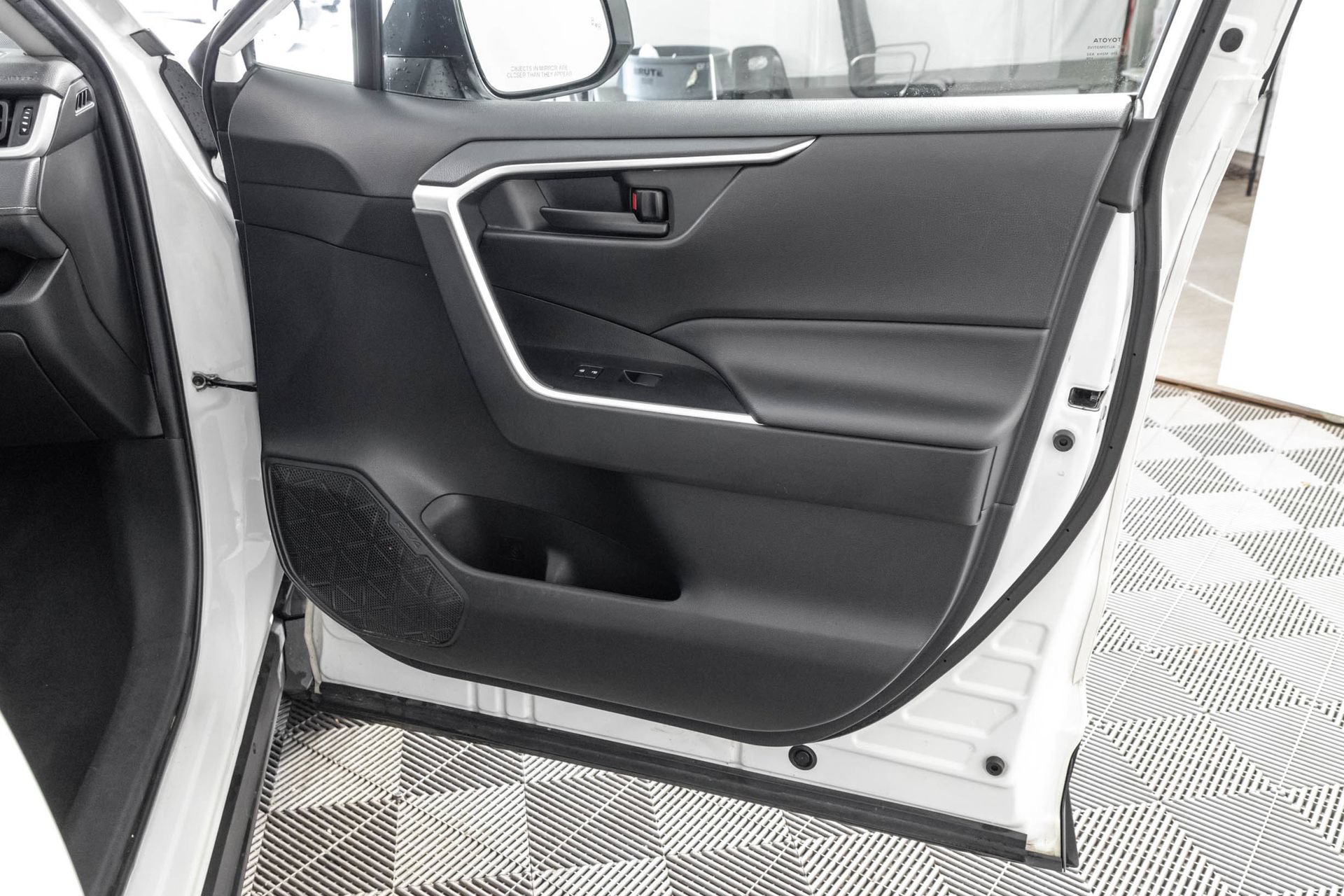 Used 2022 Toyota RAV4 LE AWD/4WD image 41