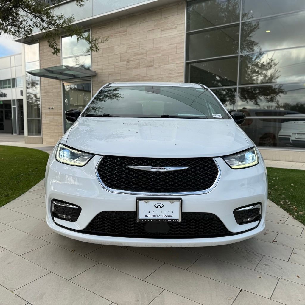 Used 2025 Chrysler Pacifica Select image 3