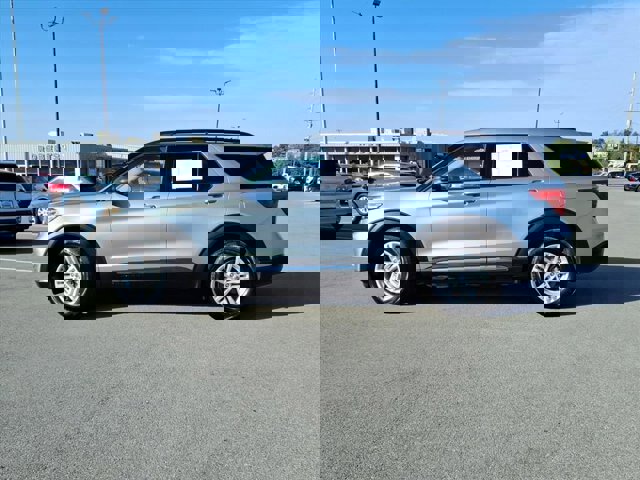 Certified 2023 Ford Explorer XLT w/ Equipment Group 202A image 3