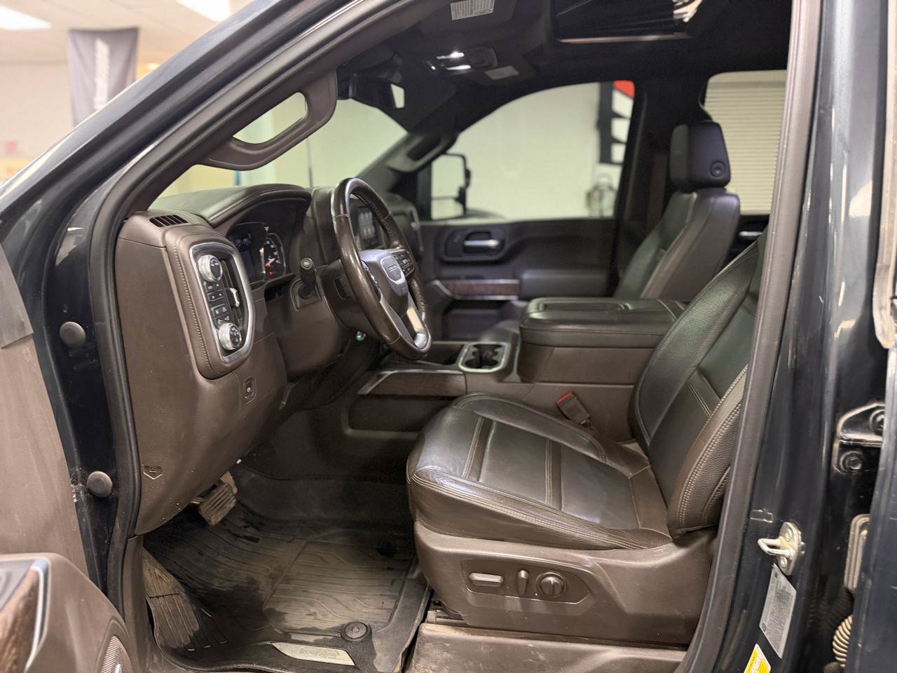 Used 2022 GMC Sierra 3500 Denali w/ Denali Ultimate Package AWD/4WD image 16
