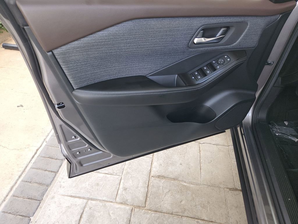 Certified 2023 Nissan Rogue SV image 27